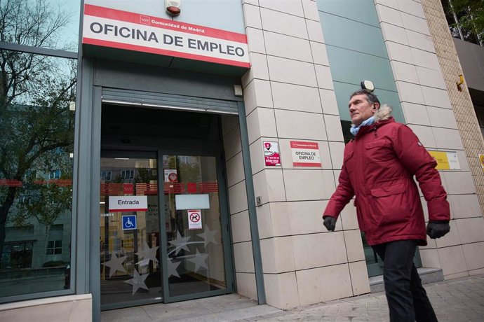 Una persona camina frente a la entrada de la oficina de empleo de Méndez Álvaro, a 4 de diciembre de 2023, en Madrid (España).