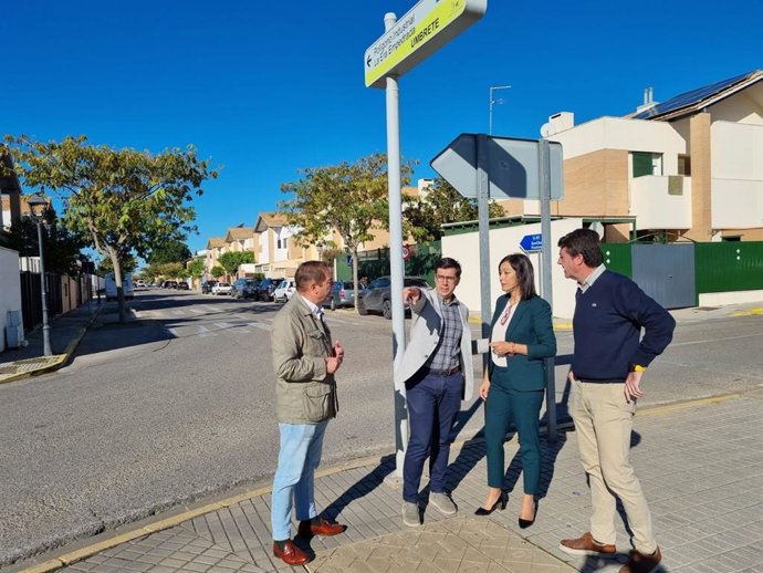 La diputada del Área de Cohesión Territorial, Teresa Jiménez, se reúne con el alcalde de Umbrete, José Llorente, y miembros de su equipo de gobierno.