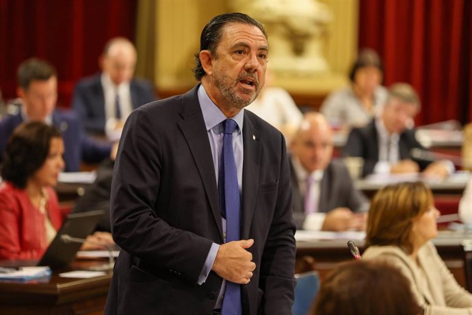 El conseller de Empresa, Empleo y Energía, Alejandro Sáenz, en una imagen en el Parlament.