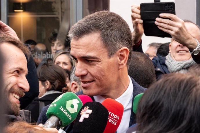 El presidente del Gobierno, Pedro Sánchez, atiende a los medios a su llegada a la capilla ardiente de la actriz Concha Velasco, en el Teatro de la Latina, a 2 de diciembre de 2023, en Madrid (España).