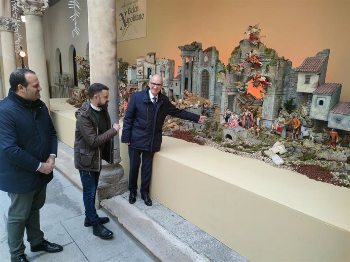 El presidente de la Diputación de Salamanca, Javier Iglesias, primero por la derecha, en la presentación del belén de La Salina