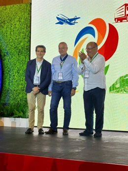 Navarro recibe la medalla al mérito junto al presidente Ejecutivo de Fitac, Miguel Ángel Espinosa, , y el presidente de la Junta Directiva Nacional, Guillermo González Larsen