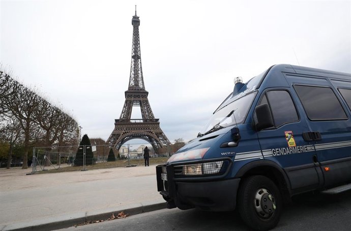 Vehículo de la Gendarmería francesa cerca de la Torre Eiffel de París