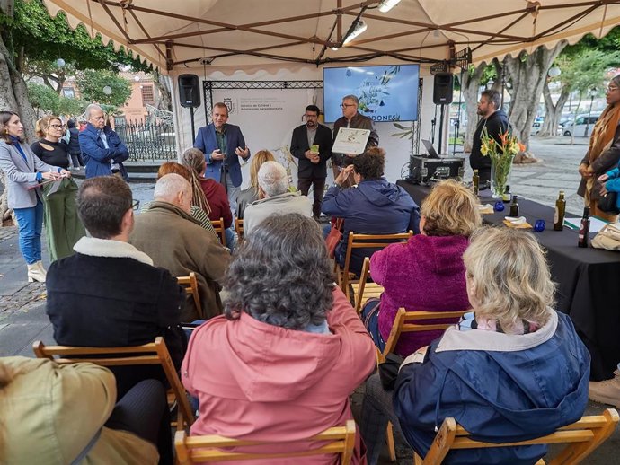 Antonio Martín, con la marca 'Tiro-Liro', ha sido galardonado con la Gran Oliva de Oro en el IX Concurso de Aceite de Oliva Virgen Extra (AOVE) por su aceite monovarietal de hojiblanca, procedente de Granadilla de Abona.