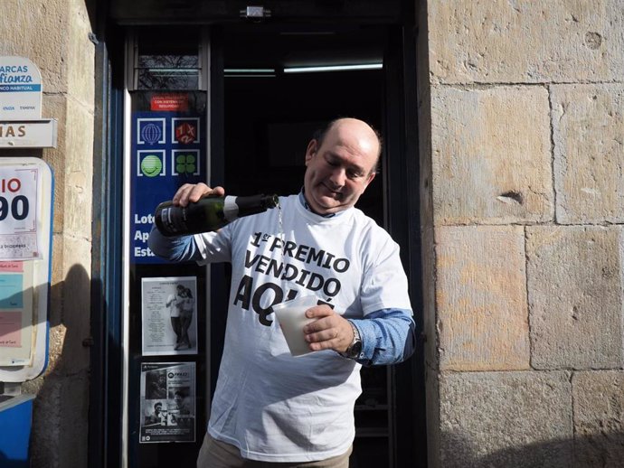 Archivo - Jesús Mari Madurga, propietario del estanco de la calle Ciudadela, en Pamplona, celebra la venta de un décimo agraciado con el premio Gordo del Sorteo Extraordinario de la Lotería de Navidad de 2022.