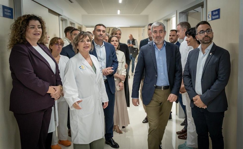 El presidente canario, Fernando Clavijo, durante su visita al búnker del Hospital de Lanzarote, en un día en el que además de mantener una reunión con el presidente del Cabildo de Lanzarote, el Ejecutivo canario celebra el Consejo de Gobierno en la isla