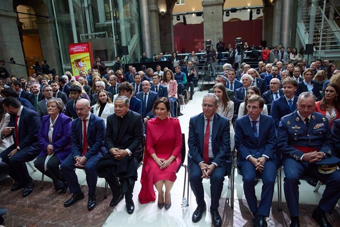 La presidenta de la Comunidad de Madrid, Isabel Díaz Ayuso (c), entre el público de los actos conmemorativos del 45º aniversario de la Constitución Española, en la Real Casa de Correos, a 4 de diciembre de 2023, en Madrid (España).