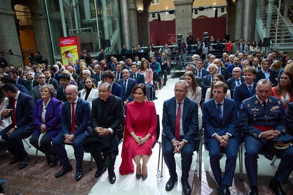 La presidenta de la Comunidad de Madrid, Isabel Díaz Ayuso (c), entre el público de los actos conmemorativos del 45 aniversario de la Constitución Española, en la Real Casa de Correos, a 4 de diciembre de 2023, en Madrid (España).