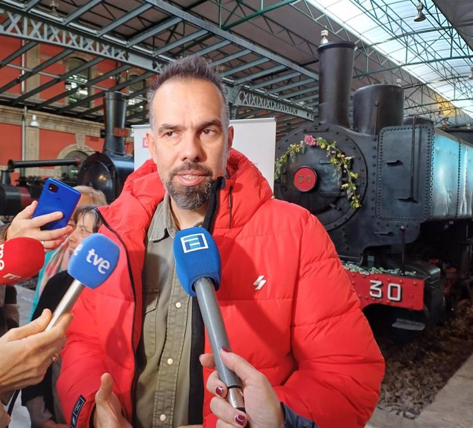 Secretario general de CCOO de Asturias, José Manuel Zapico, asiste al acto de reconocimiento al sector ferroviario, organizado por el sindicato con motivo de la llegada de la apertura de la Variante de Pajares, en el Museo del Ferrocarril, en Gijón.