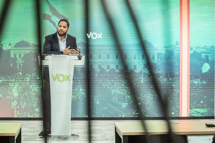 Archivo - El secretario general de Vox, Ignacio Garriga interviene durante una rueda de prensa, en la sede nacional del partido, a 12 de junio de 2023, en Madrid (España).