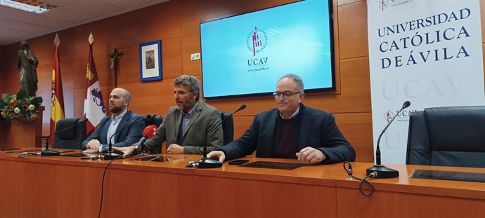El director de la Escuela de Negocios de la UCAV,  Ricardo Reier; el presidente de la Cámara de Ávila, Alberto Pascual; y el presidente de CEOE Ávila,  Diego Díez.