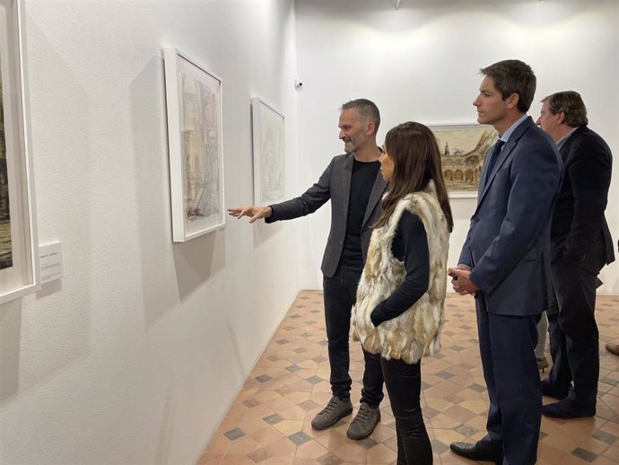 La presidenta de las Cortes de Aragón, Marta Fernández, visita la exposición del dibujante y arquitecto Henryk Dabrowski.