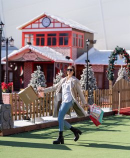 El tradicional poblado navideño de Miramar se ha transformado este año en una clásica estación de tren, ofreciendo también una amplia variedad de actividades como la visita a Papá Noel, teatros navideños y talleres infantiles.