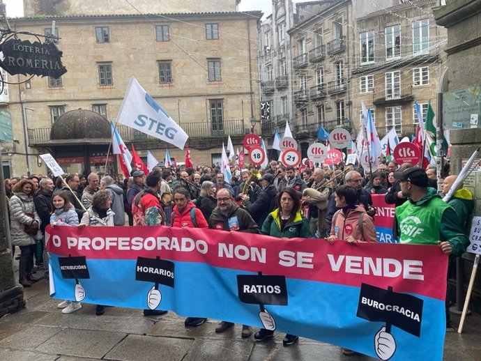 Inicio de la manifestación de profesorado convocada por los sindicatos CIG, STEG y CSIF. Praza de Cervantes. Santiago de Compostela.
