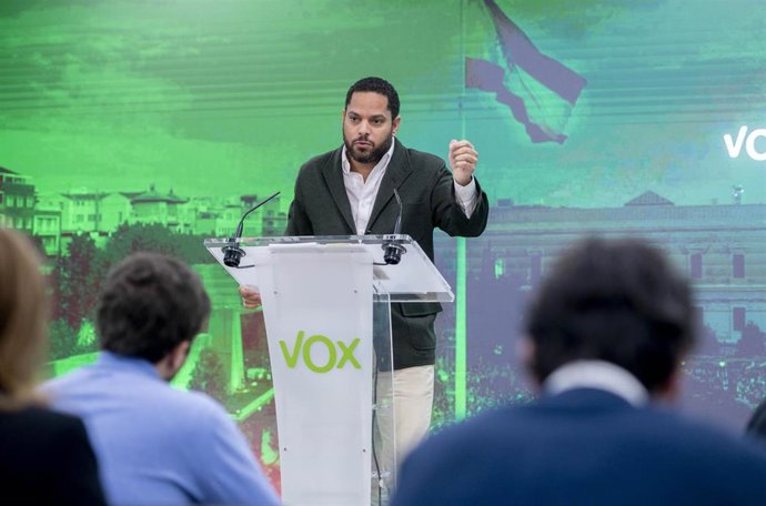 El secretario general de Vox, Ignacio Garriga durante una rueda de prensa tras la reunión del Comité de Acción Política de VOX, en la sede Nacional de VOX, a 4 de diciembre de 2023, en Madrid (España). 