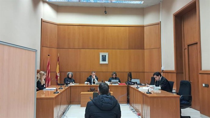 Un exmiembro dels Castellers de Barcelona ha reconocido este lunes en la Audiencia de Barcelona una decena de delitos de agresión sexual a nueve niñas y adolescentes de la 'colla' entre 2014 y 2019.