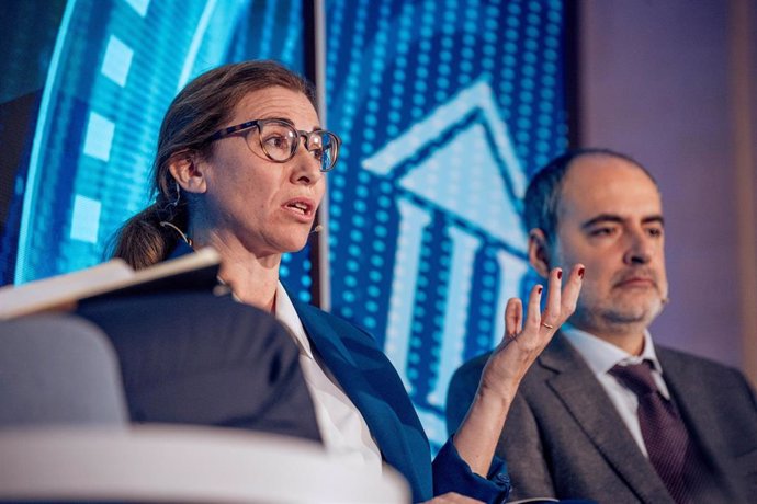 La directora general de AEB, María Abascal, y el director corporativo de Servicios Asociativos y Recursos de CECA, Antonio Romero, durante un encuentro de Prensa Ibérica, a 4 de diciembre de 2023, en Madrid (España).