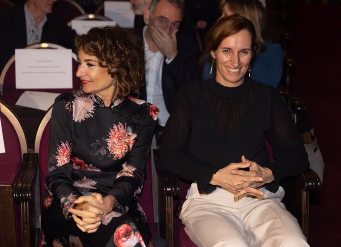 La vicepresidenta cuarta y ministra de Hacienda, María Jesús Montero (i) y la ministra de Sanidad, Mónica García (d), durante un acto de 'Los Desayunos del Ateneo', en el Ateneo de Madrid, a 4 de diciembre de 2023, en Madrid (España).