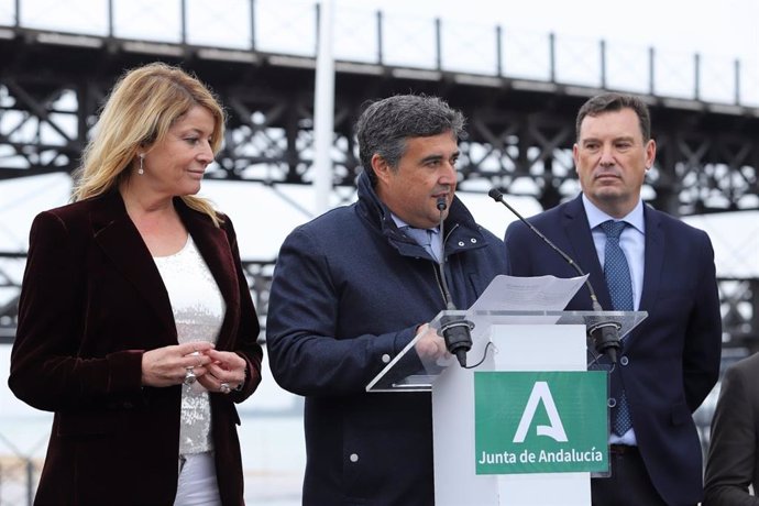 Acto del Día de la Bandera en el Muelle del Tinto de Huelva.