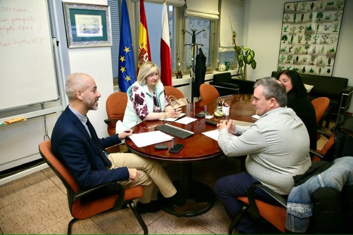 El consejero de Educación, Sergio Silva, se reúne con el alcalde de Liendo, Juan Alberto Rozas