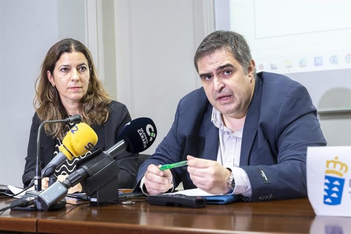 La viceconsejera de Empleo del Gobierno de Canarias, Isabel León, y el director general de Trabajo, José Ramón Rodríguez, valoran los datos del paro registrados en el mes de noviembre
