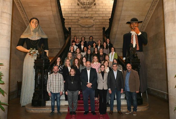 El alcalde de Palma, Jaime Martínez, acompañado de otros representantes municipales en la toma de posesión de plazas de los 29 nuevos funcionarios.