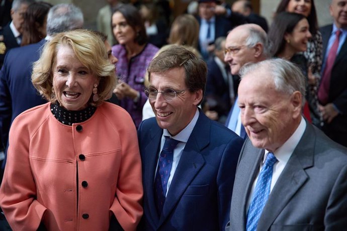 La expresidenta de la Comunidad de Madrid, Esperanza Aguirre, junto al alcalde de Madrid, José Luis Martínez-Almeida y el exalcalde de Madrid, José María Álvarez del Manzano, durante los actos conmemorativos del 45 aniversario de la Constitución Españo