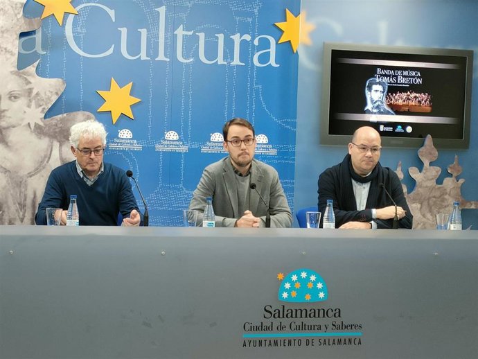 El presidende de la asociación, José Manuel Salinas, el concejal Ángel Fernández Silva, y el director de la banda, Emilio González, de izquierda a derecha, en la presentación en e Liceo de Salamanca