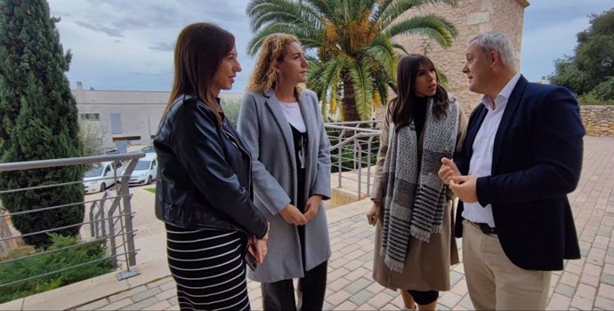El portavoz de MÉS per Mallorca en el Consell, Jaume Alzamora, la portavoz adjunta, Catalina Inés Perelló, y la alcaldesa de Lloseta, Angelina Pérez.