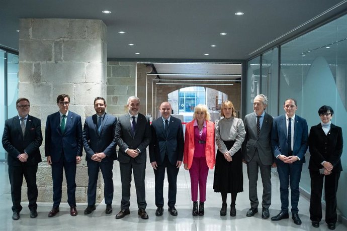 Foto de familia del acto institucional del 45 aniversario de la Constitución en el Museu Marítim de Barcelona.