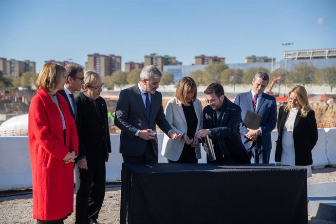 (I-D) Díaz, Relat, Santacreu, Collboni, Marín, Aragons, Vilarrúbia y Natlia Mas, en el momento de la colocación de la primera piedra del 'Hall Zero' del Recinto Gran Via de Fira de Barcelona.