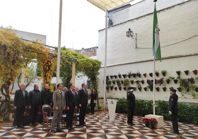 (Desde Izda., En Primera Fila) Nieto, Villamandos Y Molina Cantan El Himno De Andalucía Durante El Izado De La Bandera.