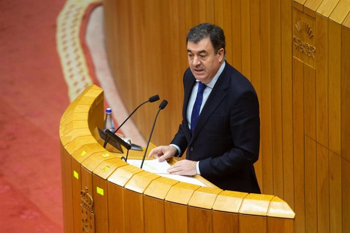 El conselleiro de Cultura, Educación, FP e Universidades, Román Rodríguez, interviene en el pleno para defender la Ley de Cultura Inclusiva y Accesible