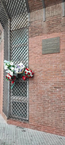Ofrenda floral al pie de la placa homenaje que señala el lugar donde fue asesinado el 4 de diciembre de 1977 el malagueño Manuel José García Caparrós en Málaga.