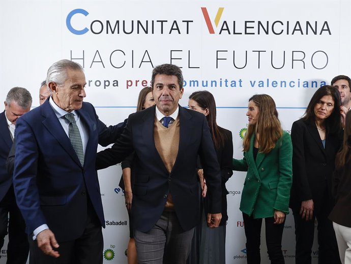 El president executiu d'Europa Press, Assís Martín de Cabiedes, saluda al president de la Generalitat, Carlos Mazón, en un frum organitzat per Europa Press