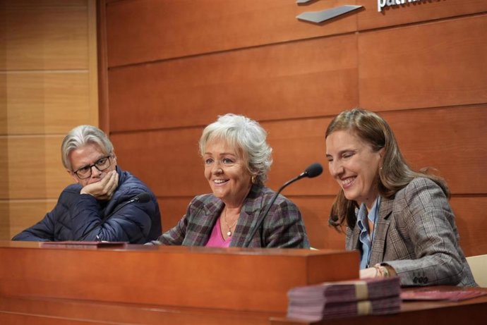 La concejala delegada de Servicios Operativos, Playas y Fiestas, Teresa Porras, informa de programación de Navidad