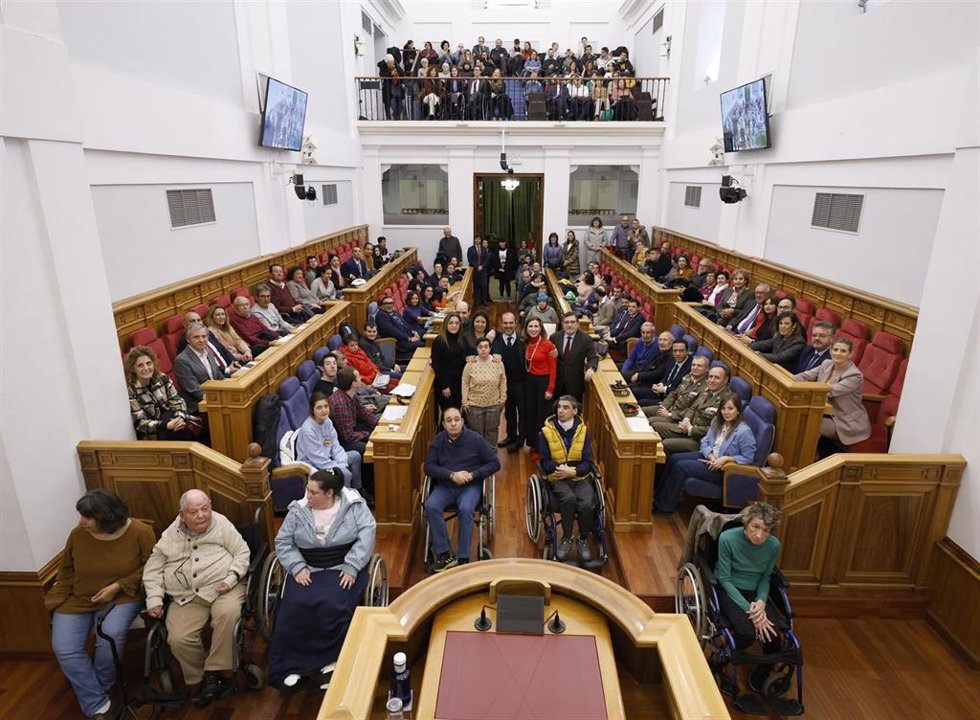 Foto de familia en las Cortes de Castilla-La Mancha tras la celebración del Pleno Social con motivo del Día Internacional de las Personas con Discapacidad 2023