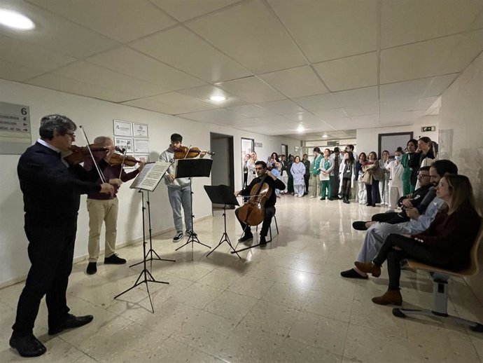 Actuación de un cuarteto de la Orquesta de Córdoba en Neurología del Reina Sofía.