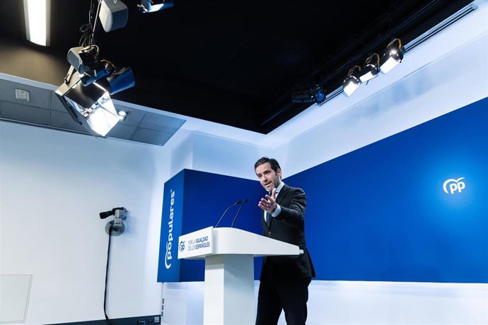 El portavoz y vicesecretario de Cultura del PP, Borja Sémper, ofrece una rueda de prensa posterior a la reunión del Comité de Dirección del Partido Popular, en la sede nacional del PP, a 4 de diciembre de 2023, en Madrid (España). Durante la comparecenc