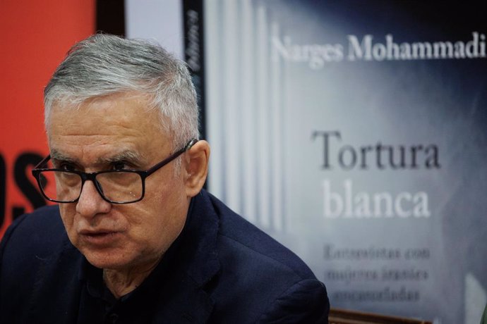 El marido de la premio Nobel de la Paz Narges Mohammadi, Taghi Rahmani, durante una rueda de prensa para presentar su nuevo libro 'Tortura blanca', en la sede de la Asociación de la Prensa, a 4 de diciembre de 2023, en Madrid (España). En ‘Tortura blanca’