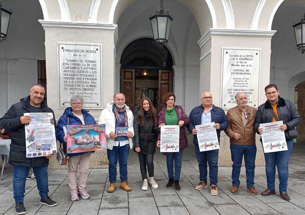 Presentación de la inauguración de un monolito y la decoración navideña este lunes en el Ayuntamiento de Mérida