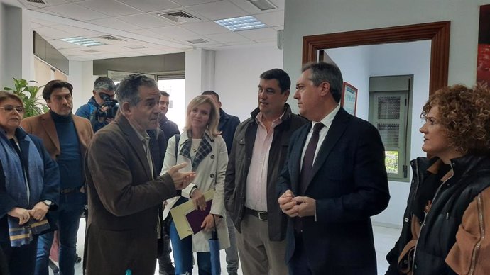El secretario general del PSOE-A, Juan Espadas, se ha reunido este lunes con la Junta Directiva de la Asociación Onubense de Productores y Exportadores de Fresa (Freshuelva).