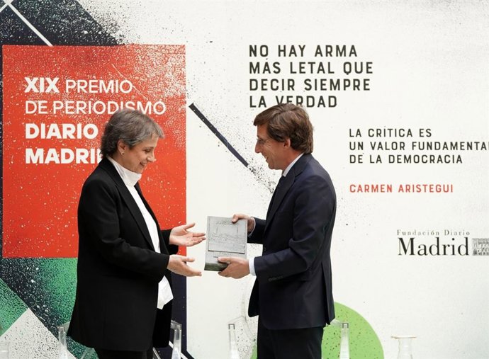 Archivo - El alcalde de Madrid, José Luis Martínez-Almeida, entrega el XIX Premio de Periodismo Diario Madrid a Carmen Aristegui