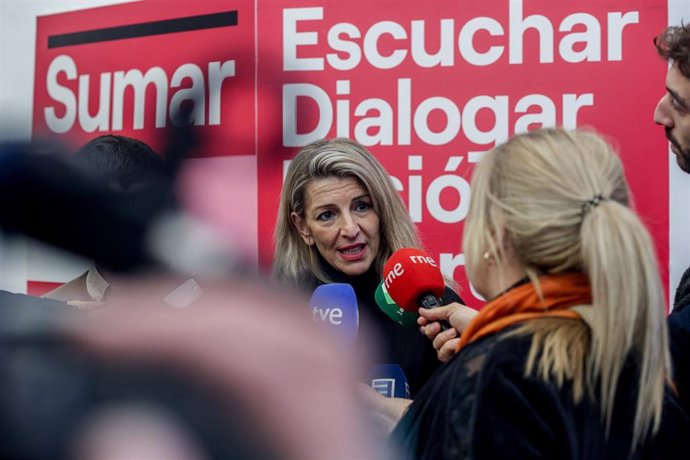 La vicepresidenta segunda y líder de Sumar, Yolanda Díaz, atiende a los medios de comunicación a su llegada a la reunión con las principales organizaciones ecologistas, en el Espacio Rastro, a 2 de diciembre de 2023, en Madrid (España). 