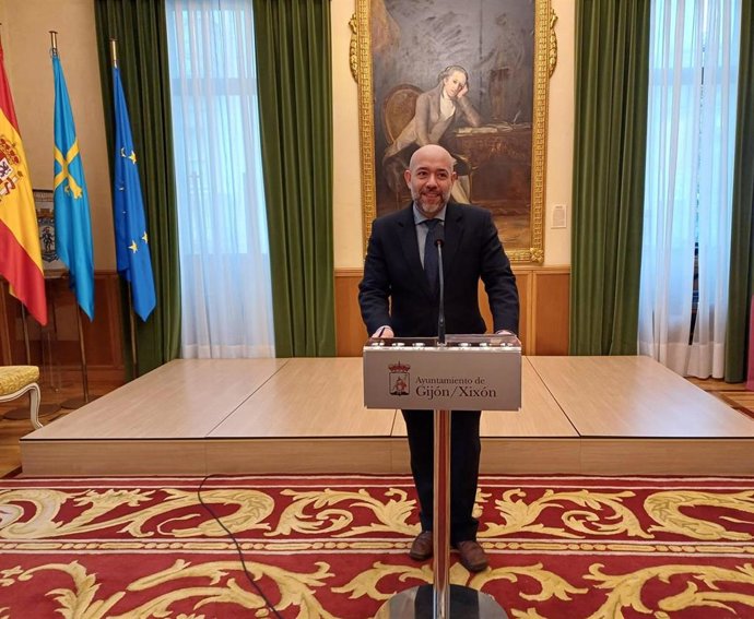 El concejal de Medio Ambiente y Sostenibilidad de Gijón, Rodrigo Pintueles (PP), en rueda de prensa en el Consistorio gijonés.