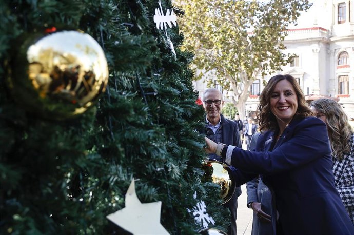 La alcaldesa de Valencia, María José Catalá, presenta la campaña de Navidad, en la Plaza del Ayuntamiento
