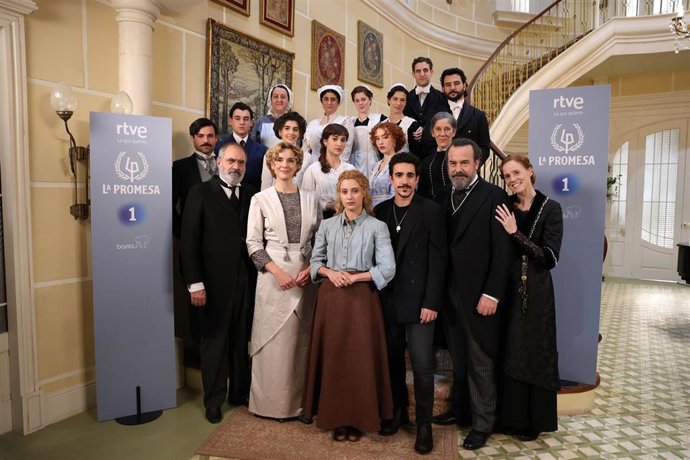 Archivo - Foto de familia del reparto durante el evento exclusivo de presentación de La Promesa, la nueva serie de RTVE, a 10 de enero de 2023, en Madrid (España). La Promesa es una coproducción entre RTVE y STUDIOCANAL en colaboración con Bambú Pro