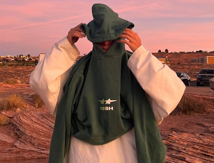 La marca de ropa Sonderstories lanza una nueva colección en la que "viste a la Giralda para llevarla por todo el mundo"