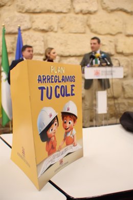 El alcalde de Córdoba, José María Bellido, el delegado de Infraestructuras, Miguel Ruiz Madruga, y la delegada de Educación, Narci Ruiz, presentan el plan.