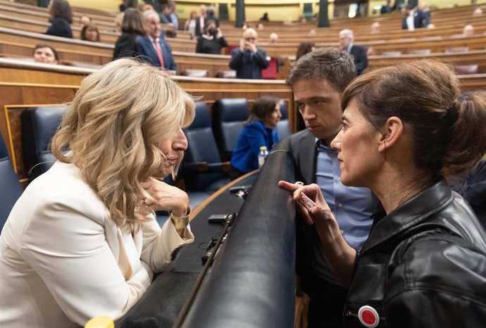(I-D) La vicepresidenta segunda y ministra de Trabajo y Economía Social, Yolanda Díaz; el líder de Más País, Iñigo Errejón, y la portavoz de Sumar en el Congreso, Marta Lois.